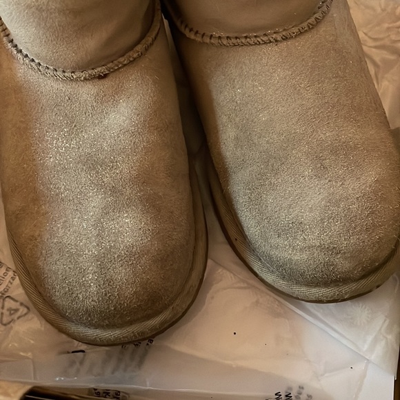Girls size 3 kids classic shimmer uggs - Picture 6 of 10